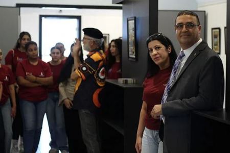 عكا… الفنان التشكيلي “قزموز” يفتتح معرضه “شبابيك” في جاليري اي.كات بمدينة عكا